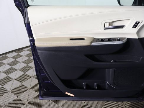 Used 2022 Toyota Sienna Limited image 24