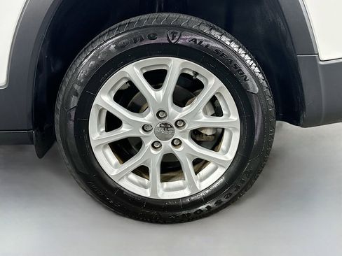 Used 2017 Jeep Cherokee Latitude w/ Comfort & Sound Group image 35