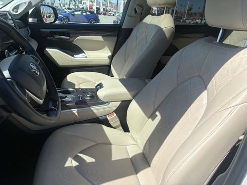 Used 2024 Toyota Highlander Platinum image 8