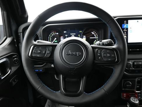 Used 2025 Jeep Wrangler Unlimited Rubicon 4xe w/ Convenience Group AWD/4WD image 15