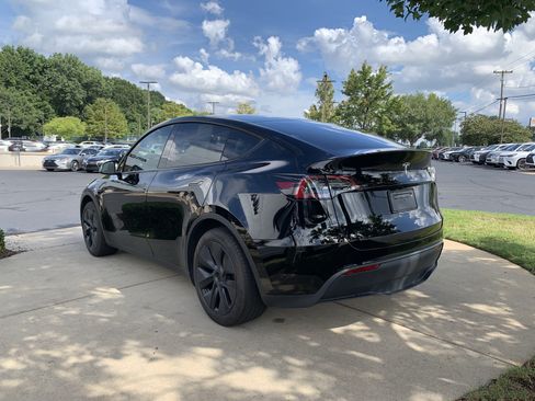 Used 2025 Tesla Model Y Long Range RWD image 13