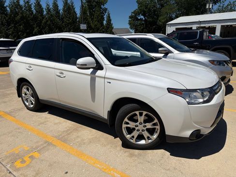 Used 2014 Mitsubishi Outlander GT AWD/4WD image 3