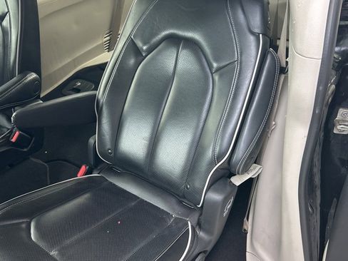 Used 2023 Chrysler Pacifica Limited image 11