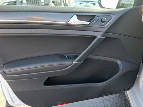 Used 2019 Volkswagen GTI SE image 12