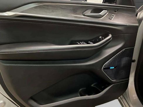 Used 2023 Jeep Grand Cherokee Overland w/ Luxury Tech Group IV image 14