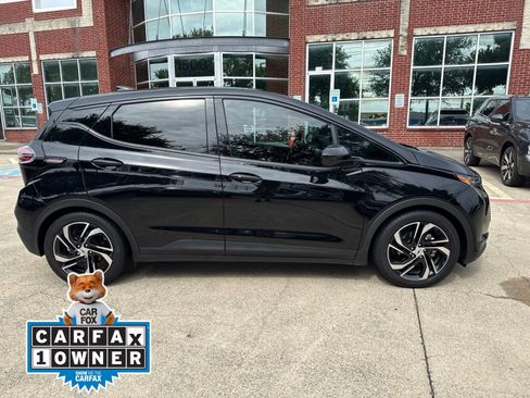 Used 2023 Chevrolet Bolt LT w/ Infotainment Package FWD image 2