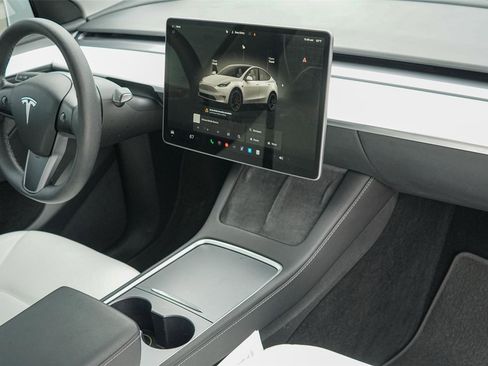 Used 2022 Tesla Model Y Performance AWD/4WD image 26