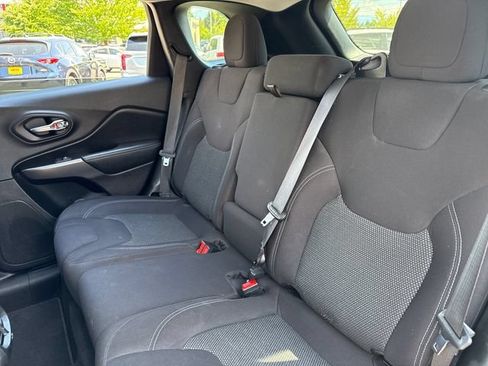 Used 2020 Jeep Cherokee Latitude FWD image 19