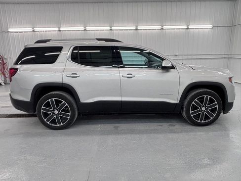 Used 2020 GMC Acadia SLT w/ Driver Alert Package II FWD image 2