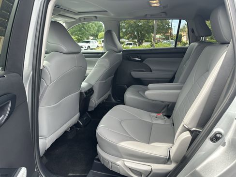 Used 2024 Toyota Highlander XLE AWD/4WD image 31