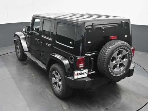 Used 2018 Jeep Wrangler Unlimited Sahara w/ Connectivity Group AWD/4WD image 35