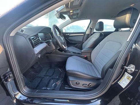 Used 2025 Volkswagen Jetta SE image 9