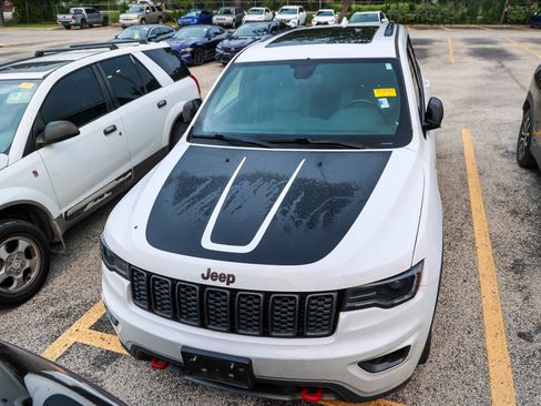 Used 2018 Jeep Grand Cherokee Trailhawk w/ Trailhawk Luxury Group AWD/4WD image 3