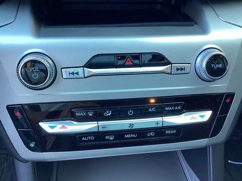 Used 2022 Ford Explorer XLT w/ Equipment Group 202A AWD/4WD image 31