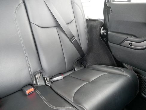 Used 2018 Jeep Wrangler Unlimited Sahara AWD/4WD image 14