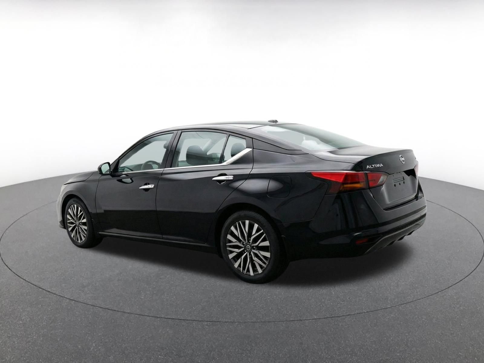 Used 2025 Nissan Altima 2.5 SV FWD image 9