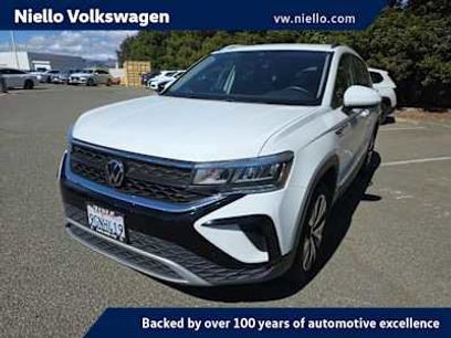 Used 2023 Volkswagen Taos SE w/ Panoramic Sunroof Package