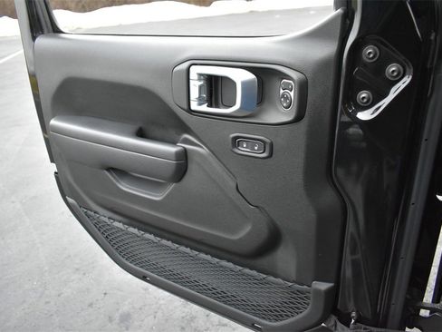 Certified 2022 Jeep Gladiator Willys image 26