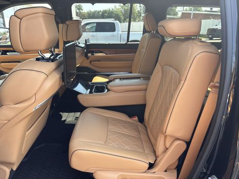 Used 2025 Jeep Grand Wagoneer L Series III w/ Rear Seat Video Group 1 AWD/4WD image 10