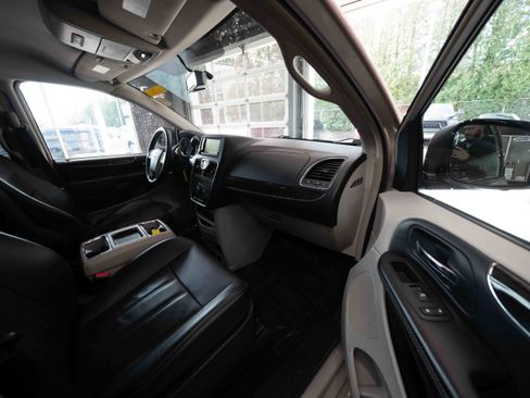 Used 2014 Chrysler Town & Country Touring FWD image 24