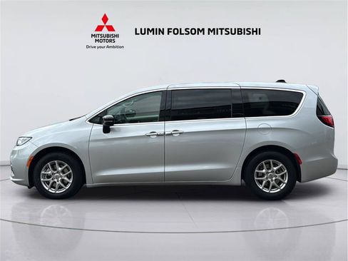 Used 2024 Chrysler Pacifica Touring-L FWD image 2