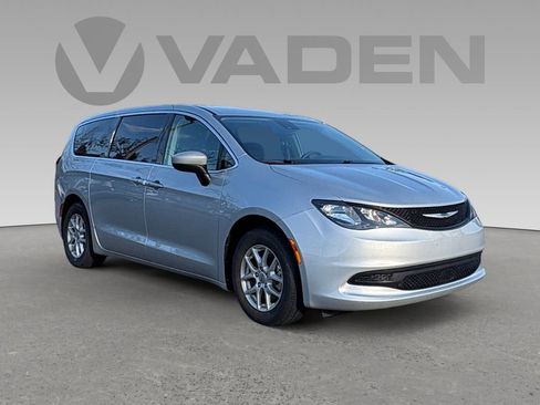 Used 2023 Chrysler Voyager LX image 1