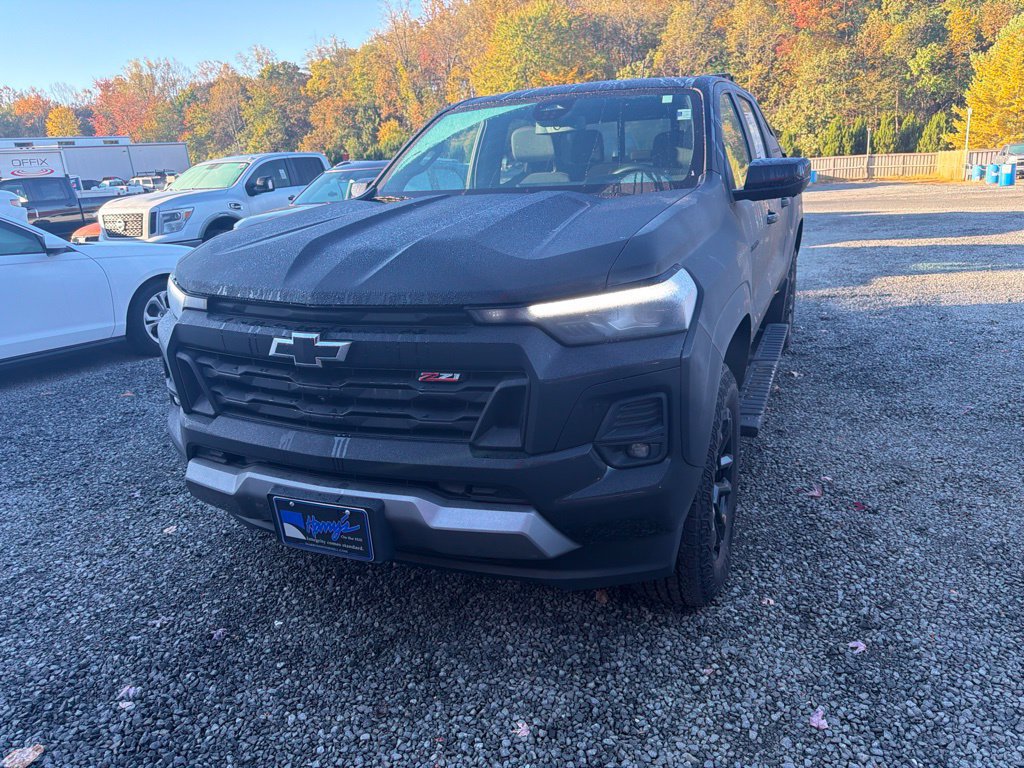 Used 2025 Chevrolet Colorado Z71 w/ Midnight Edition AWD/4WD image 3