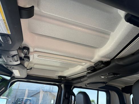 Used 2023 Jeep Gladiator Mojave AWD/4WD image 28
