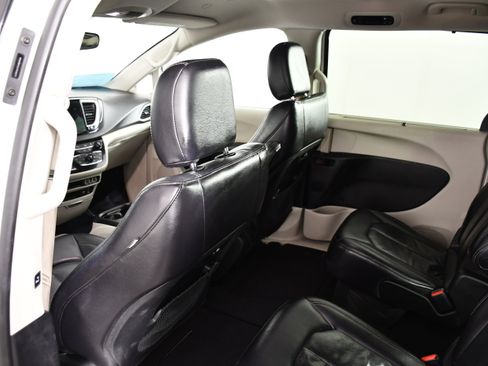 Used 2022 Chrysler Pacifica Touring-L FWD image 45