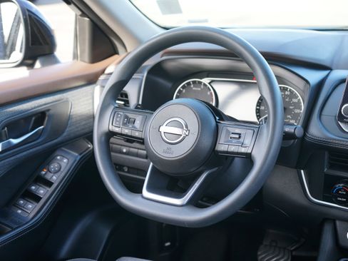 Used 2023 Nissan Rogue SV image 23