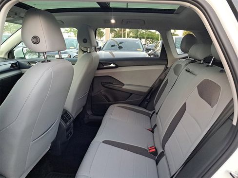 Certified 2022 Volkswagen Taos SE image 7