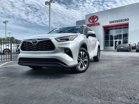 Used 2024 Toyota Highlander XLE AWD/4WD image 4