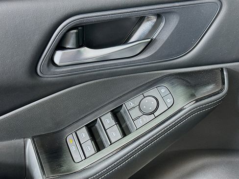 Used 2024 Nissan Rogue SV FWD image 15