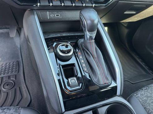 Used 2024 Chevrolet Colorado Z71 w/ Z71 Convenience Package 2 image 16