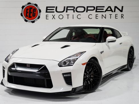 Used 2021 Nissan GT-R Premium AWD/4WD image 4