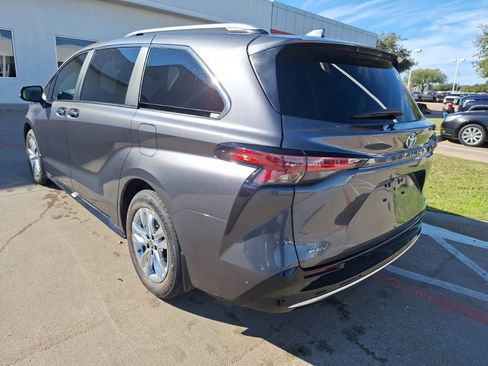 Used 2025 Toyota Sienna Limited image 4