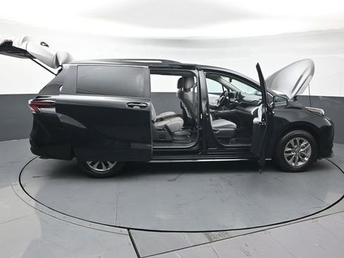 Used 2025 Toyota Sienna LE image 59