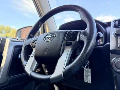 Used 2016 Toyota 4Runner SR5 AWD/4WD image 10