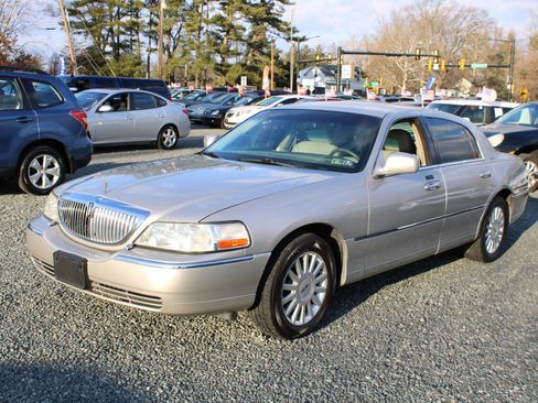 Used 2005 Lincoln Town Car Signature image 2