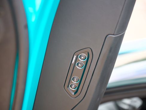Used 2025 McLaren Artura Spider RWD image 36