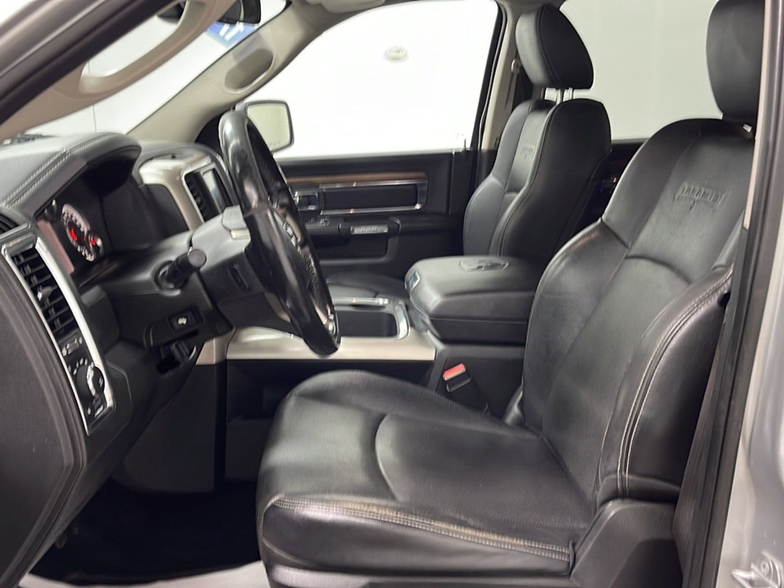 Used 2017 RAM 1500 Laramie w/ Convenience Group AWD/4WD image 2