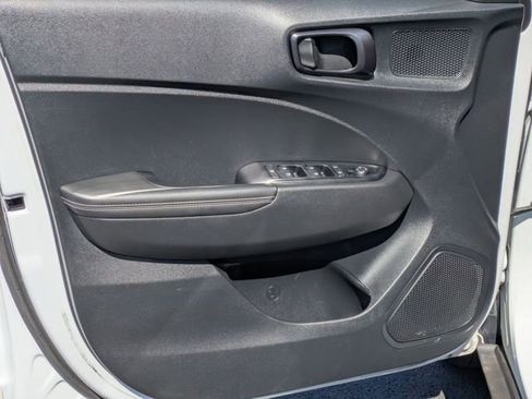 Used 2023 Hyundai Venue Limited FWD image 12