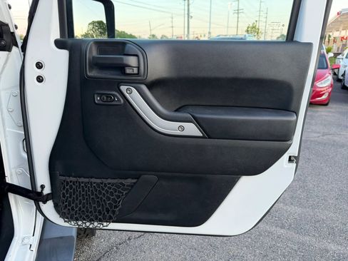 Used 2017 Jeep Wrangler Unlimited Sahara w/ Connectivity Group AWD/4WD image 26