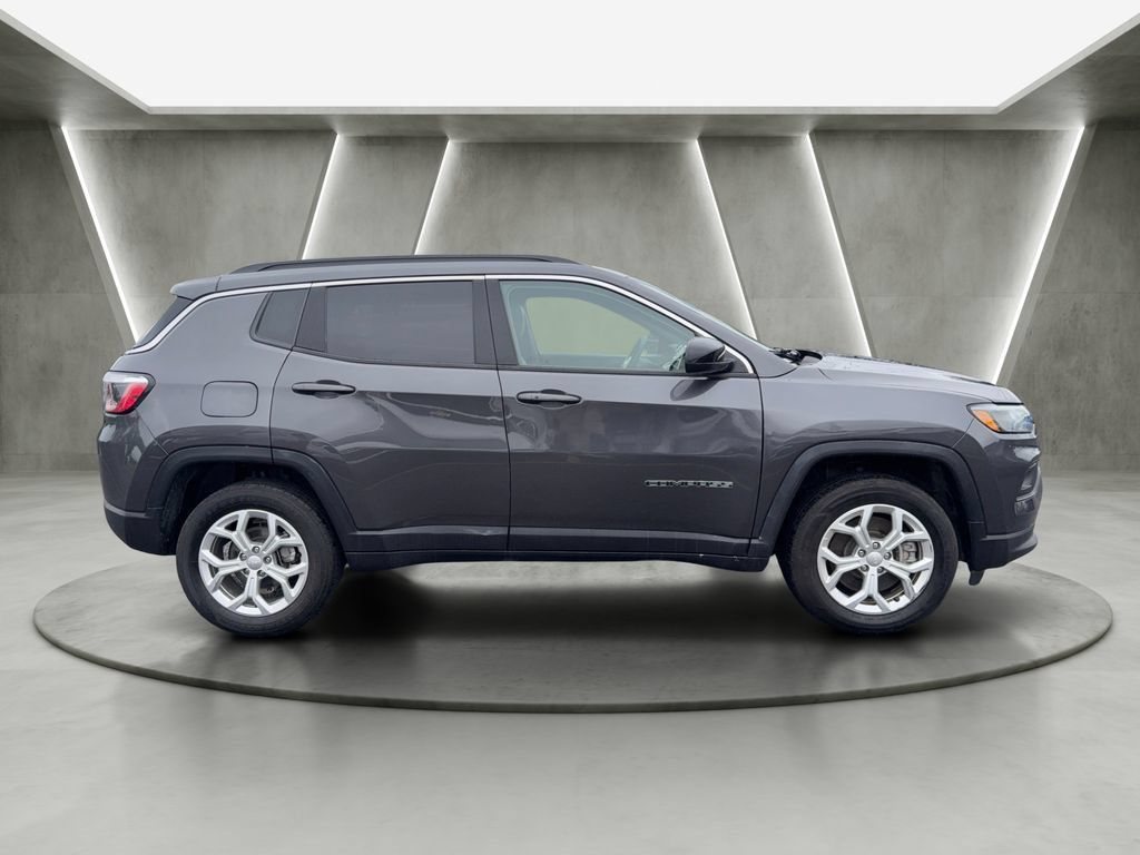 Used 2024 Jeep Compass Latitude AWD/4WD image 8