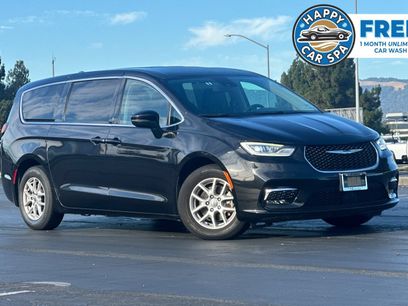 Used 2023 Chrysler Pacifica Touring-L