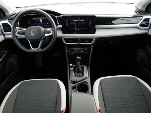 Certified 2025 Volkswagen Taos SE image 10