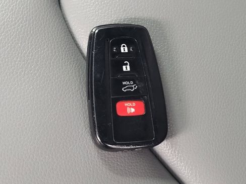 Used 2021 Toyota Highlander XLE image 32