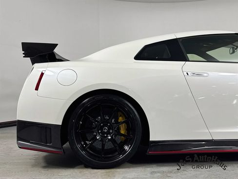 Used 2021 Nissan GT-R NISMO AWD/4WD image 49