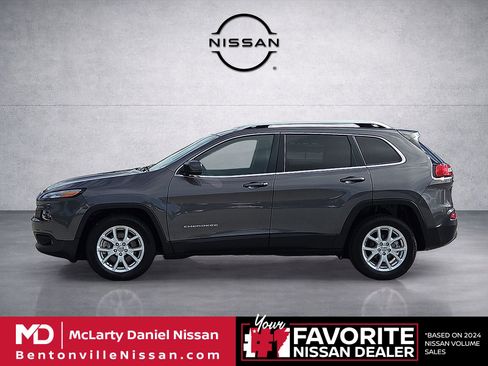 Used 2018 Jeep Cherokee Latitude Plus w/ Comfort/Convenience Group FWD image 3