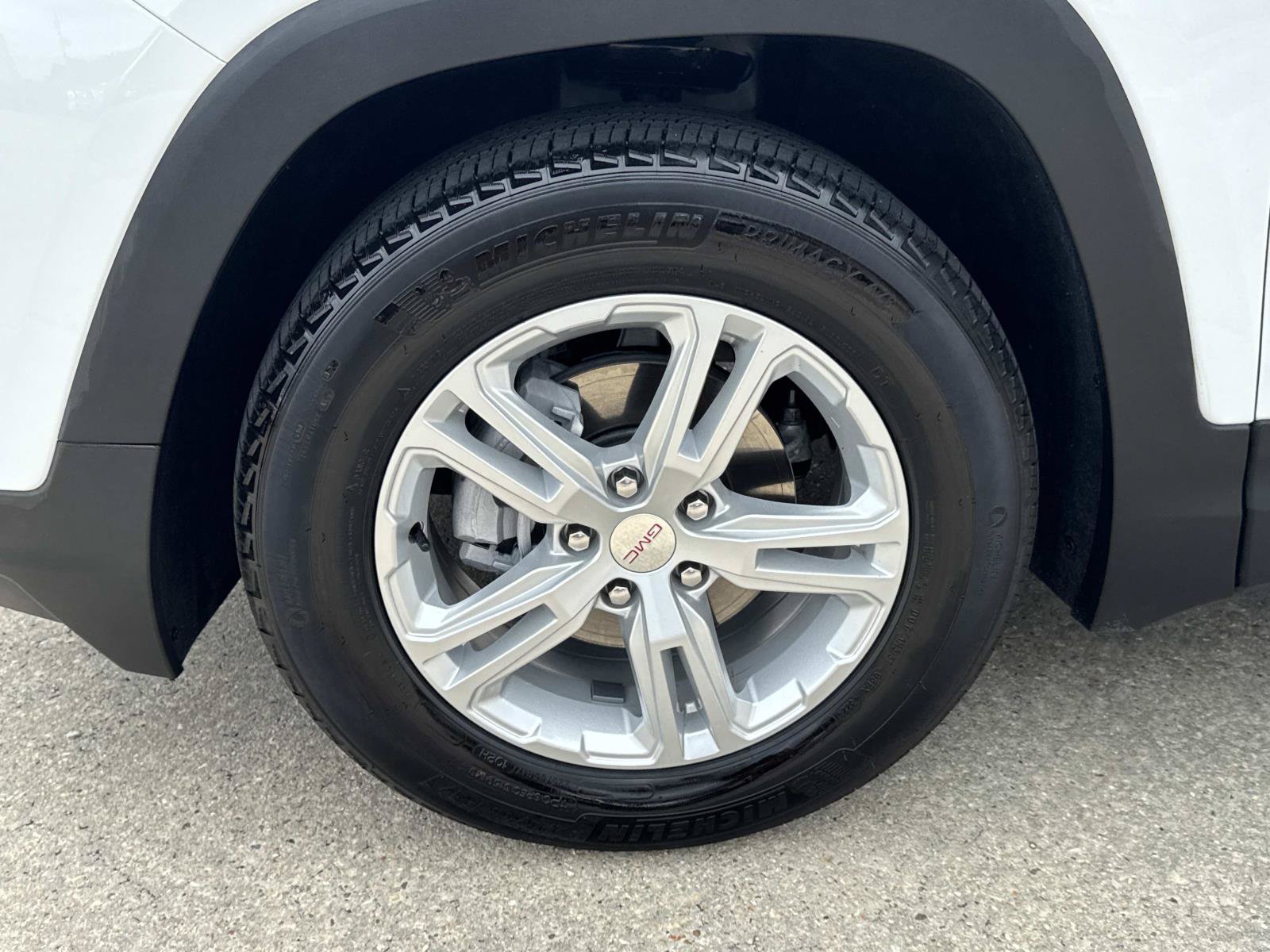 Used 2024 GMC Terrain SLE w/ Driver Convenience Package FWD image 4